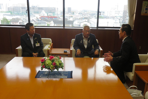 写真：8月22日三郷市長を表敬訪問の様子