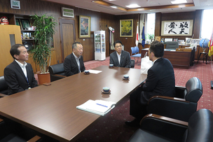 写真：宮崎市長を表敬訪問の様子