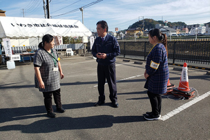 写真：11月7日職員を激励の様子