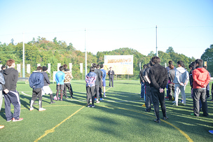 写真：11月2日フットサル大会で挨拶する町長