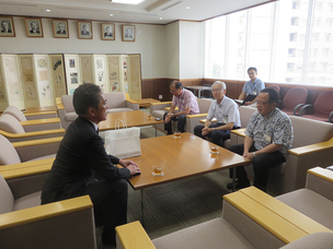 写真：8月7日茅ヶ崎市長を表敬訪問の様子
