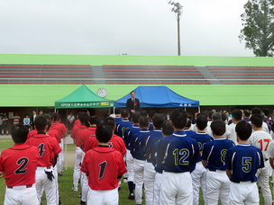 写真：7月28日ソフトボール大会で挨拶する町長