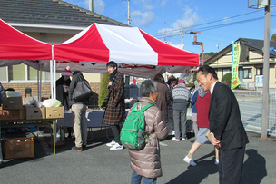 写真：12月24日まちなかマルシェを訪問する町長