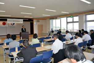 写真：6月20日教育委員連絡協議会総会で挨拶する町長