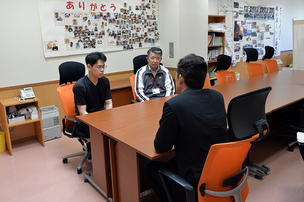 写真：6月6日派遣された社会福祉事業団職員を激励の様子