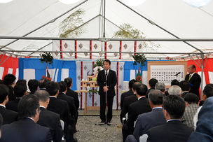 写真：5月9日建設工事安全祈願祭に出席し、祝辞を述べる町長