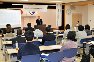 写真：会場で挨拶する町長