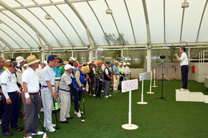 写真：6月26日パークゴルフ大会開会式であいさつをする町長