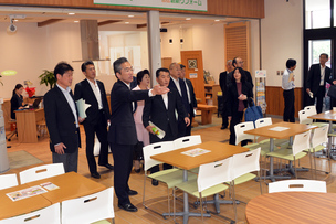 写真：5月26日県議会商労文教委員会委員視察の様子