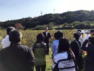 写真：11月6日ボランティアバスツアー参加者に挨拶する町長