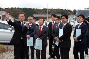 写真：11月17日視察団を案内する町長