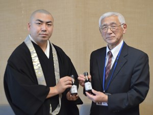 写真：ヤマロク醤油を寄贈いただいた泉智仁様（覚王山　日秦寺）