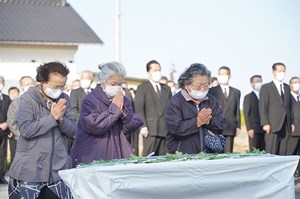 写真：東日本大震災犠牲者追悼献花の様子