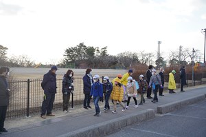 写真：朝のあいさつ運動の様子