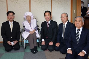 写真：横山チセさん百歳を祝う様子