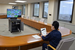 写真：テレビ会議を行う遠藤町長