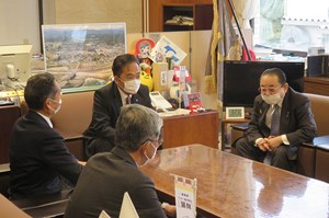 写真：田中和德前復興大臣との意見交換の様子