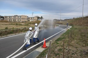 写真：つなぎ放水訓練の様子