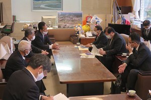 写真：平沢勝栄復興大臣、亀岡偉民復興副大臣との意見交換の様子