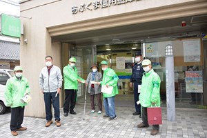 写真：街頭啓発活動の様子