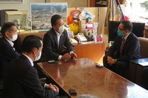 写真：江島潔経済産業副大臣・原子力災害現地対策本部長との意見交換の様子