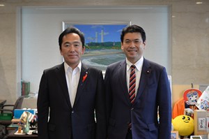 写真：松本洋平前経済産業副大臣・原子力災害現地対策本部長と遠藤町長