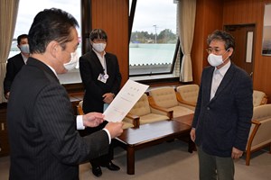 写真：任命書交付の様子