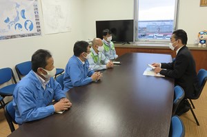 写真：町内商店の利用促進を話し合う遠藤町長と町内事業者