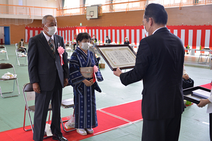 写真：表彰状贈呈の様子