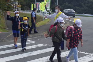 写真：児童・生徒の道路横断を見守る様子
