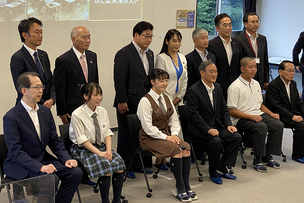 写真：菅義偉首相と記念撮影