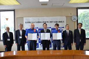写真：遠藤町長と大和田孝明専務取締役、大越有一取締役が協定書を持ち記念撮影