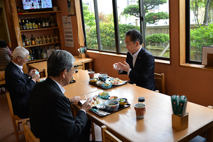 写真：食事の様子