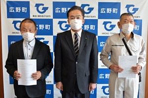 写真：委嘱状交付された環境美化推進委員2人と遠藤町長