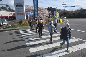 写真：登校する小中学生を見守る様子