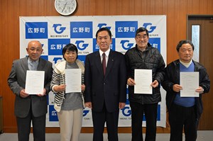 写真：交通教育専門員4人と遠藤町長