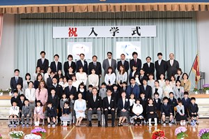 写真：広野小学校入学式記念撮影