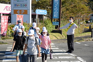 写真：横断歩道を渡る児童を見守る様子