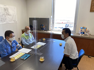 写真：町内事業所に「新型コロナウイルス感染症集中対策」の呼び掛ける遠藤町長