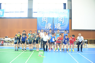 写真：ふたば未来学園バドミントン部のみなさんと記念撮影