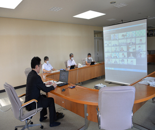 写真：廃炉・汚染水・処理水対策評議会にオンライン参加