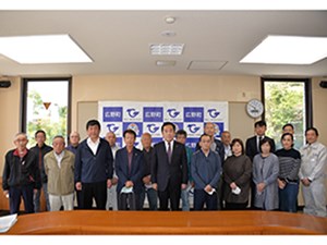 写真：広野町公害対策審議会委員委嘱状交付式記念撮影