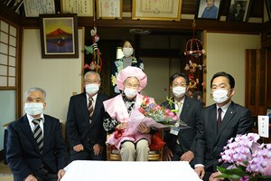 写真：記念品の贈呈を受ける猪狩時子さん