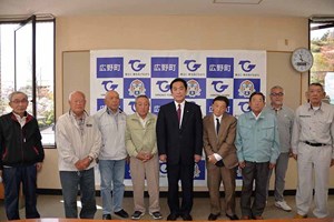 写真：環境美化推進委員9人と遠藤町長