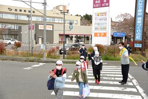 写真：登校する小中学生を見守る様子