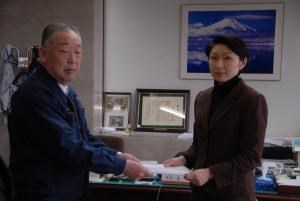 写真：山田町長が小渕財務副大臣に要望書を提出している様子