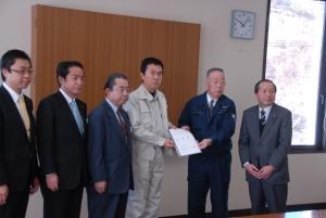 写真：山田町長が石原環境大臣に要望書を手渡している様子