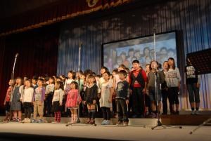 写真：元気な歌声を披露した広野小学校の生徒たち