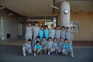 写真:サッカー支援センターでの記念撮影の様子
