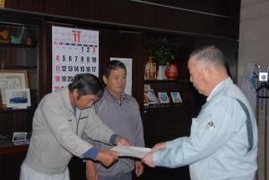 写真：町長に意見書を提出する芳賀委員長と大和田副委員長